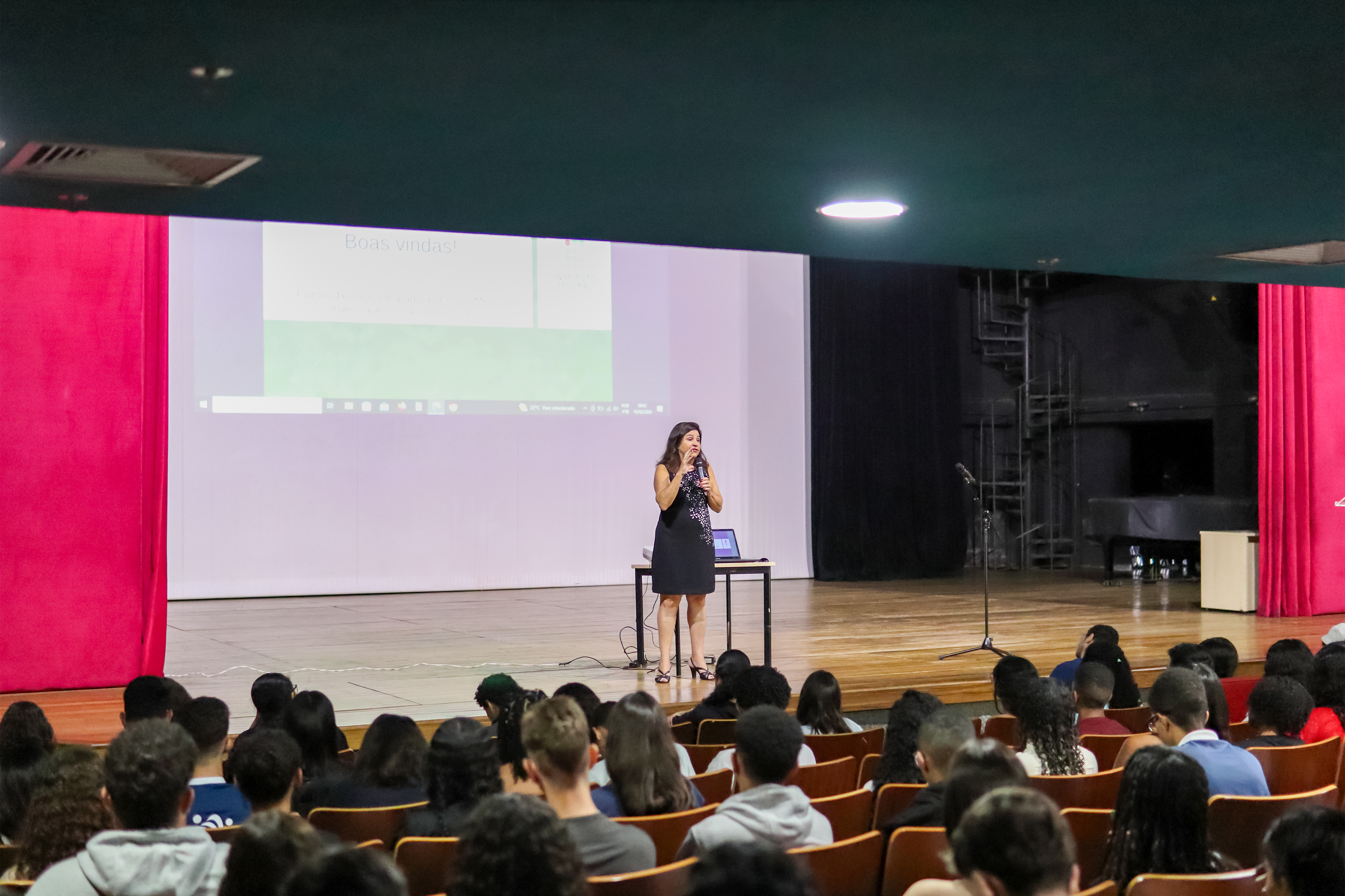 Recepção aos alunos ingressantes dos cursos técnicos integrados ao ensino médio do Câmpus Goiânia foi realizada na manhã de hoje, 19, no Teatro do IFG.
